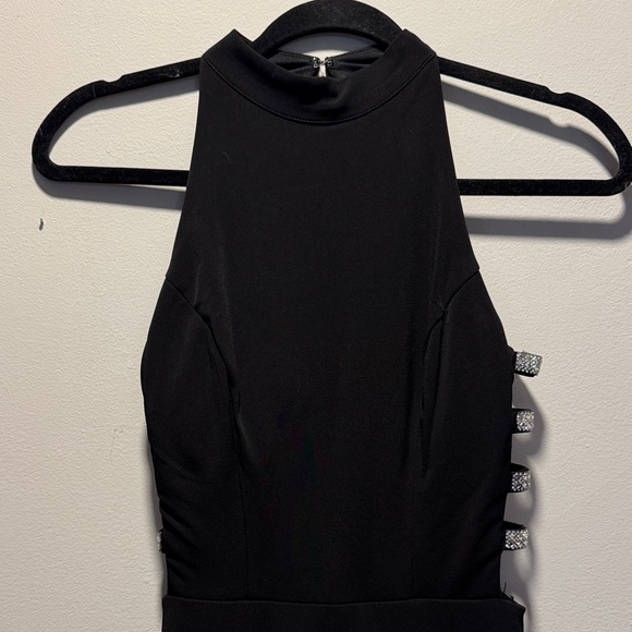 Elegant Black Sleeveless Dress - Picture 2 of 4